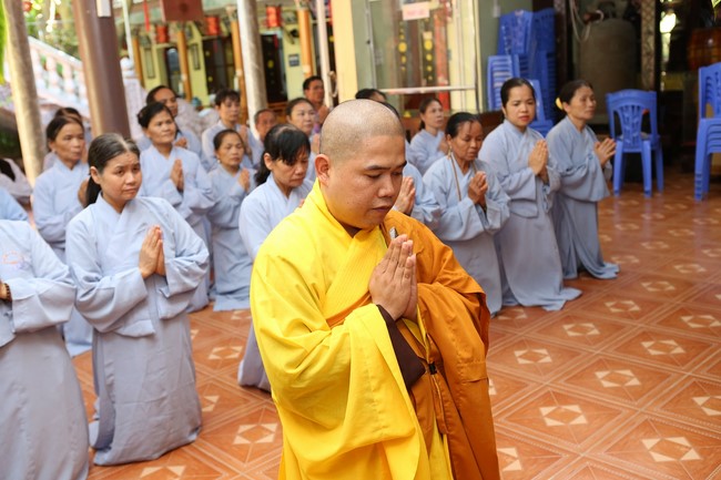 Dong Cao Pagoda offering to the rain retreat schools